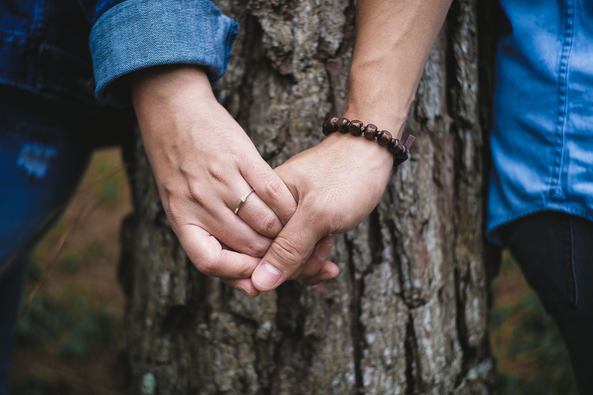 a hand holding a cell phone